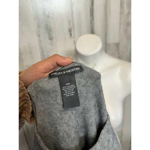 Chelsea & Theodore sweater - Picture 2 of 5